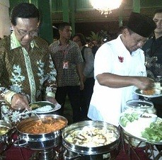 Prabowo Tambah Makan Saat Dijamu Sultan Hamengkubuwono X