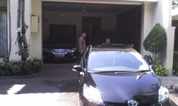 2 Petugas Medis Cek Tensi Darah JK Pagi Ini