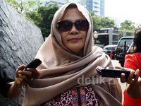 Usai Menerima Vonis, Akil Dibesuk Istri