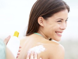 Efek Buruk Ketika Malas Pakai Sunscreen, Jerawat Hingga Kanker Kulit
