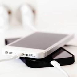 Mau Baterai Awet? Stop Ngecharge Ponsel Semalaman!