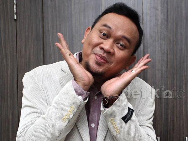 Ketika Cak Lontong Berpose Imut