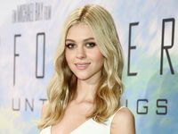 Pesona Nicola Peltz Bergaun Putih
