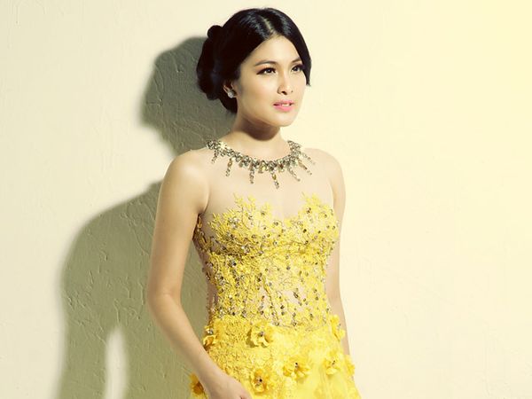 So Gorgeous... Sandra Dewi Bergaun Kuning