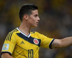 Fernandinho: Brasil Harus Minimalisir Ruang Gerak James Rodriguez