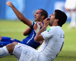 Minta Maaf ke Chiellini, Suarez Bersumpah Insiden Gigit Tak Akan Terulang