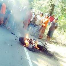 Yamaha Byson Terbakar Ditabrak Truk Fuso, Pengemudi Tewas