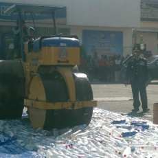 Peringati HUT ke 68 Bhayangkara, Polres Sidoarjo Musnahkan Ribuan Botol Miras