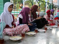 Takjil Nasi Bubur di Masjid Sabilurrosyaad Bantul