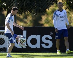 Messi dan Mascherano Dapat Oleh-oleh Spesial dari Fans Corinthians