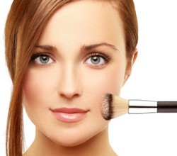 Wanita Berwajah Polos atau Pakai Make-up? Ini Pilihan Para Pria