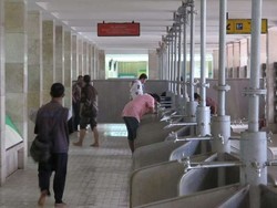 Berwudhu Sambil Telanjang, Apa Hukumnya ?