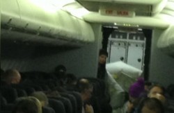 Seluncuran Darurat Terbuka Saat Pesawat Sedang Terbang!