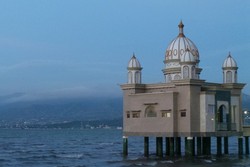 Kisah Masjid Terapung di Palu yang Mengusir Maksiat