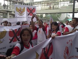 Belasan Orang Demo di Depan Bawaslu Protes Penggunaan Garuda Merah