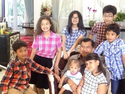 Saat Papa JK Bergulat dan Bercanda dengan Cucu-cucunya