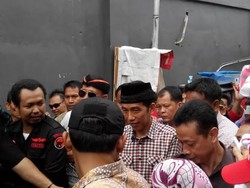 Kunjungi Pesantren di Cicurug, Jokowi Bagikan Obor Rahmatan Lil Alamin