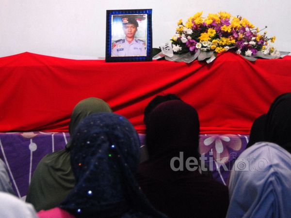 Kedatangan Jenazah Bharada Rizky di Rumah Duka