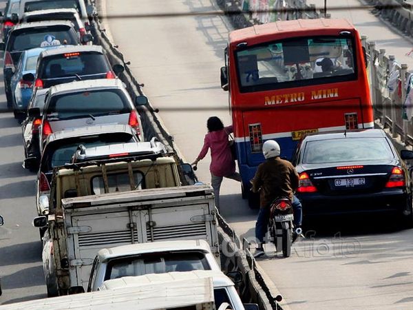 Pengendara Terus Terobos Jalur Busway