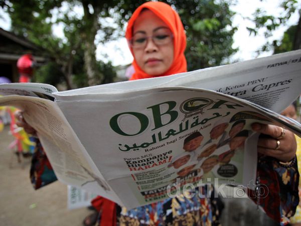 Relawan Jokowi Bagikan Tabloid Obor Rahmatan Lil Alamin