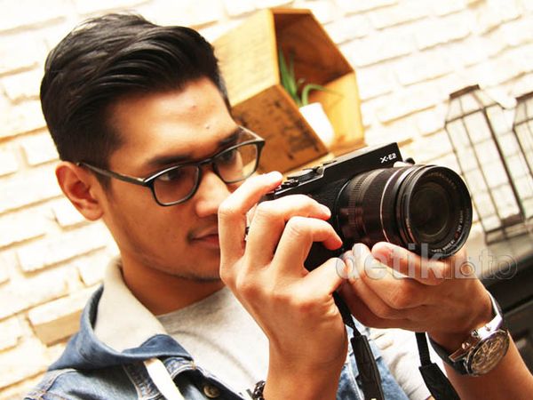 Afgan Asyik Mainkan Kameranya