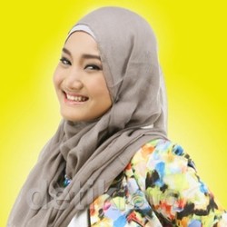 Fatin di Luar Nyanyi, dari Film hingga Buku Hijab Diary