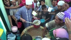 Warga Tuban Rebutan Bubur Arab Gratis