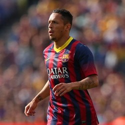 Tahu Dirinya Diminati Klub Lain, Adriano Ingin Tetap di Barca