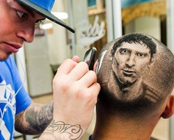 Tukang Cukur di Texas Tawarkan Potongan ala Wajah Messi dan Chicharito