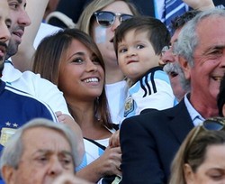 Yang Lain Pulang Duluan, Antonella dan Thiago Bertahan Dukung Messi