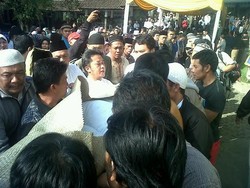 Wafat di Pangkuan Jokowi, Jenazah Nanang Masoem Diestafet ke Liang Lahat