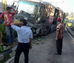 Tabrakan dengan Kopaja, Bus TransJ Nyangkut di Jalur Hijau Jalan Otista