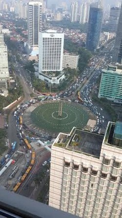Kemacetan di HI Jelang Berbuka Dilihat dari Lantai 35 Gedung di Thamrin
