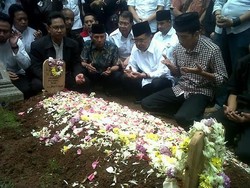 Jokowi-JK Sambangi Makam Nanang Masoem