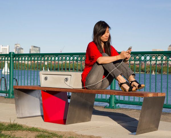 Soofa, Bangku Canggih yang Bikin Obama Kepincut