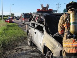 Heroik, Pria Ini Bongkar Pintu Mobil yang Terbakar dengan Tangan Kosong