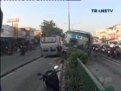 Hindari Kopaja, Bus TransJ Tabrak Pembatas Jalan