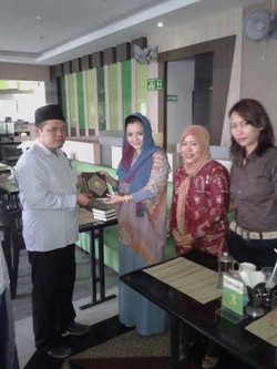 Safari Politik, Perempuan Koalisi Merah Putih Bagikan Takjil di Purwokerto