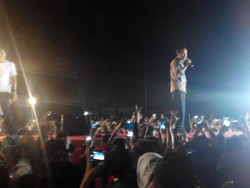 Jokowi Diberi Gelar Ki Jaka Winata oleh Tokoh Adat Kampung Naga di Garut