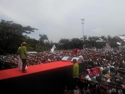 Jokowi Berikan Rompi HKTI ke Petani Ciwidey yang Penghasilannya Rp 2 Juta