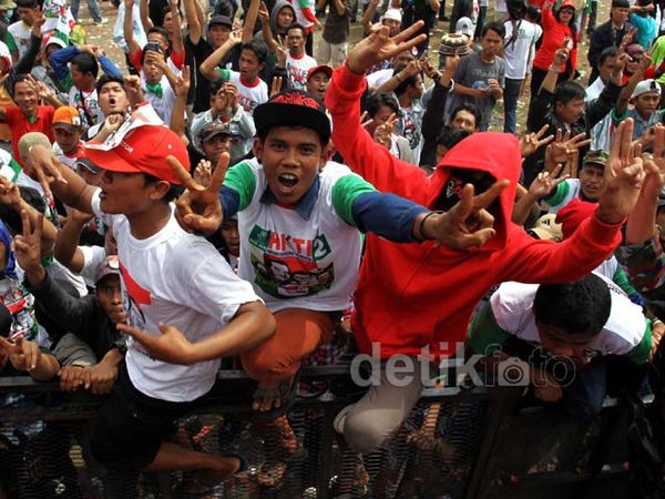Ribuan Massa Sambut Jokowi di Bandung