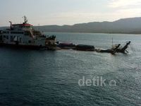 Penampakan Kapal Muat Truk yang Karam di Selat Bali