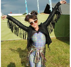 Para Seleb Coba Populerkan Bodysuit Untuk Nonton Konser, Yay Or Nay?