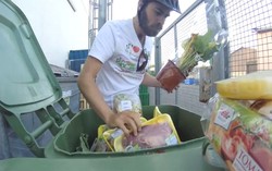 Protes Soal Limbah Makanan, Pria Ini Kumpulkan Sampah di Eropa untuk Dimakan