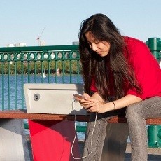 Asyik, Bangku di Taman Bisa Ngecharge Ponsel Gratis