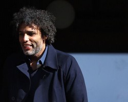 Van Hooijdonk Debat dengan Fans Meksiko di Pesawat, Bahas Diving Robben