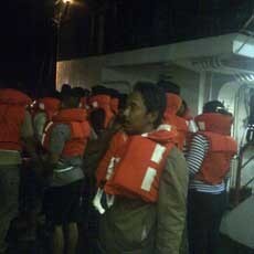 Teriakan Takbir Pecah Saat Kapal Muat 16 Truk Karam di Selat Bali