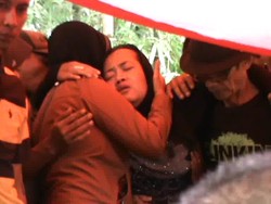 Isak Tangis Warnai Pemakaman Bripka Hadi, Korban Penembakan Teman