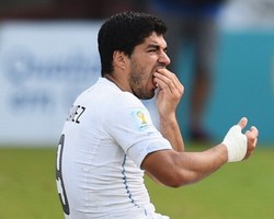 Ketika Suarez Menggigit Tutup Botol