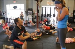 Lucu Sekaligus Romantis, Pria Ini Lamar Kekasih Sambil Olahraga Crossfit